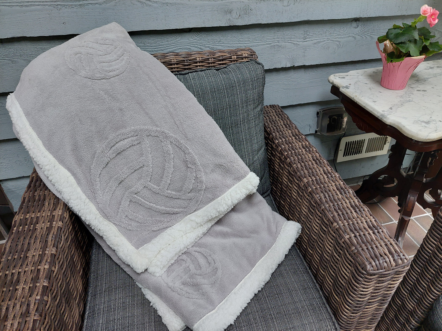 Volleyball Blanket, Throw Blanket, 3-Dimensional Design, Super Soft Velvety Top Side, Cozy Sherpa Backside, Sports Decor