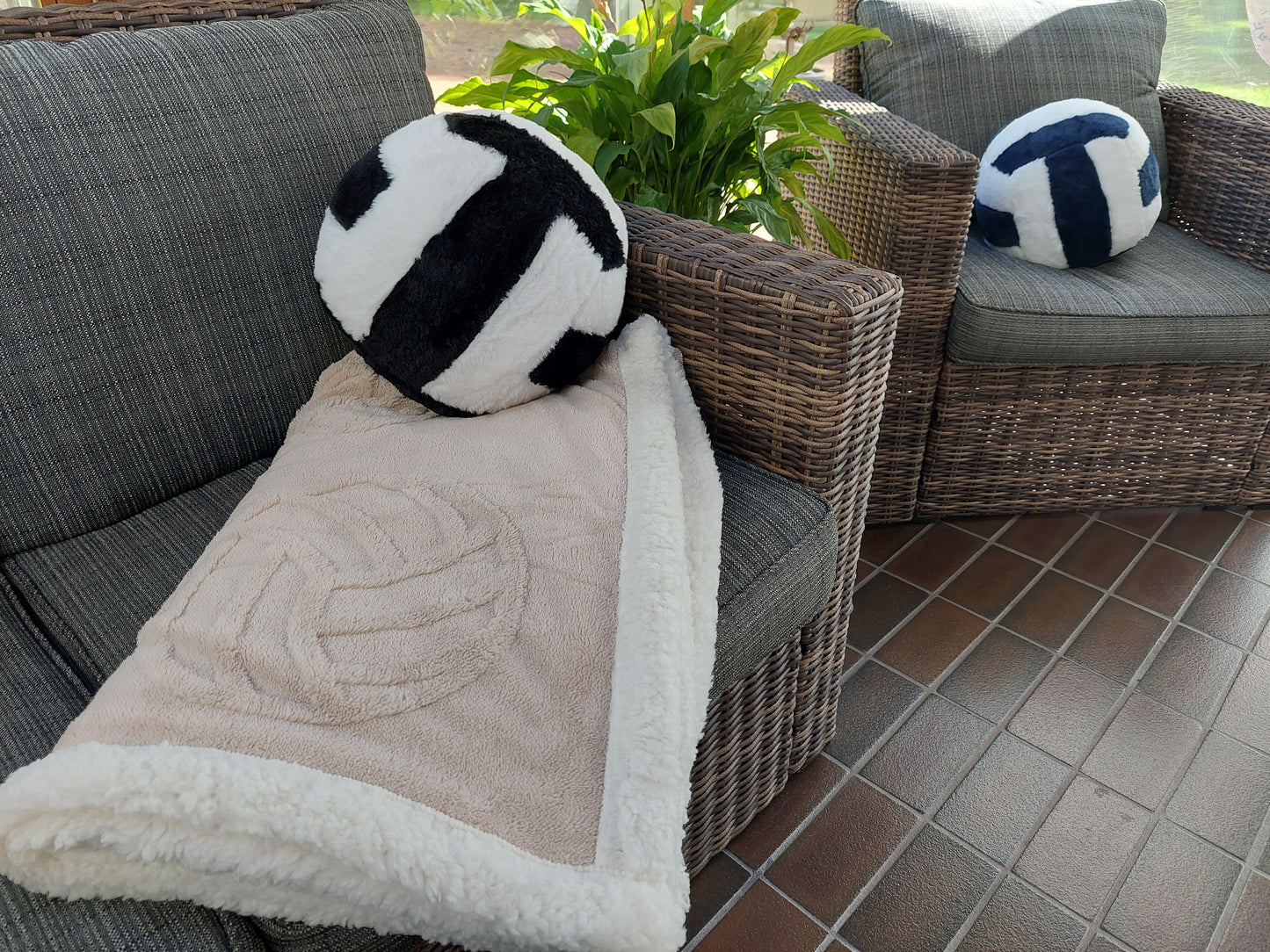 Volleyball Blanket, Throw Blanket, 3-Dimensional Design, Super Soft Velvety Top Side, Cozy Sherpa Backside, Sports Decor